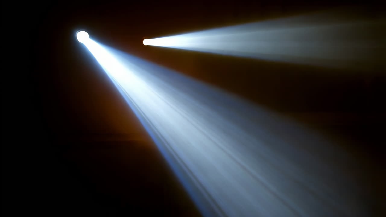 rayos de reflector sobre un fondo oscuro