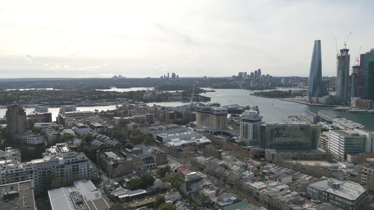 Drone che vola sopra la città di Sydney verso Barangaroo in una giornata nuvolosa.