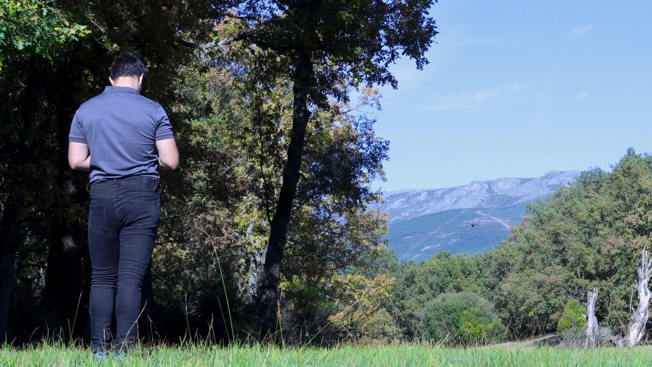 자연 속에서 드론을 날리는 전문 드론 운영자