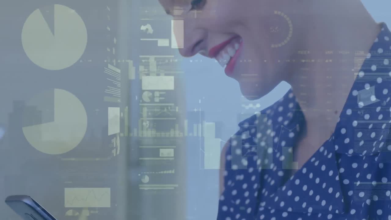 animación del procesamiento de datos financieros sobre mujeres que usan teléfonos inteligentes