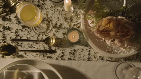 Fotografía-Cenital-De-La-Mesa-Puesta-Para-La-Comida-En-La-Recepción-De-La-Boda-Con-Copas-Llenas-De-Champán.