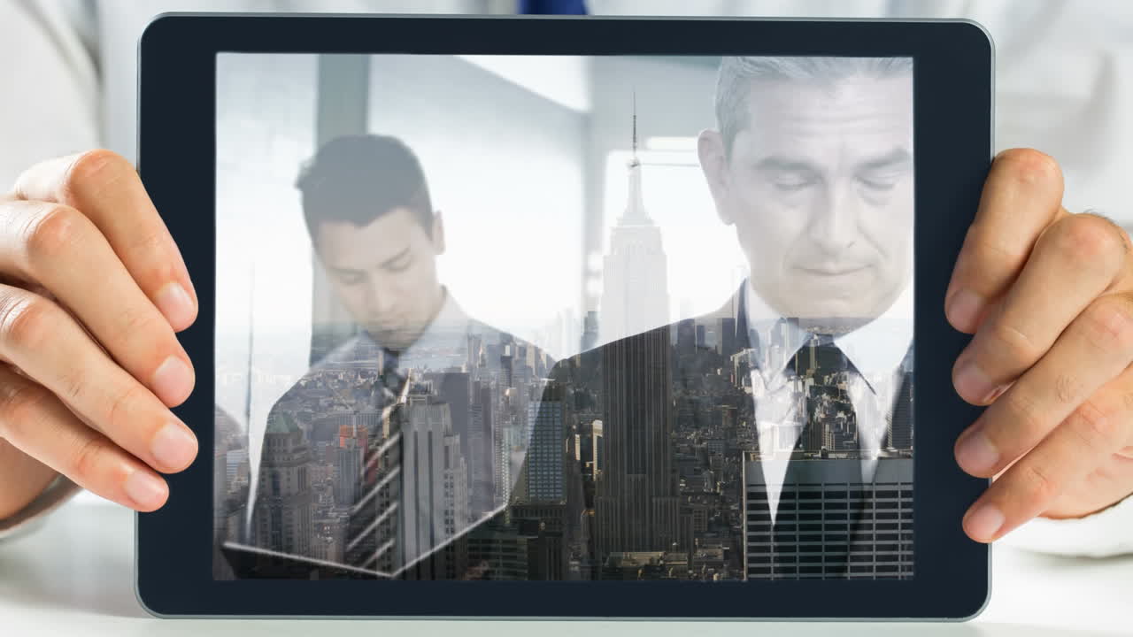 사업가 비디오를 보여주는 태블릿을 들고 있는 손