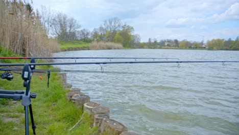 Cañas-De-Pescar-En-Soporte-Para-Trípode-En-La-Orilla-Del-Río