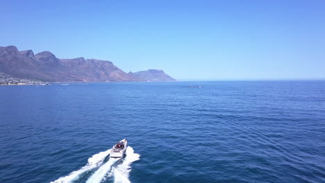 navegando a lo largo del gran mar azul