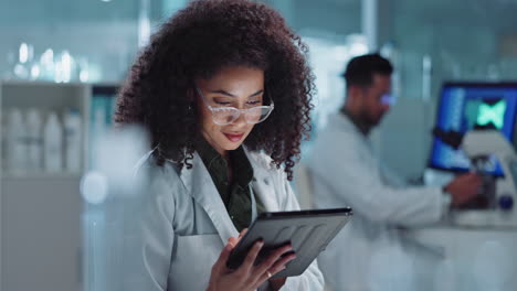 científicos que trabajan en un laboratorio