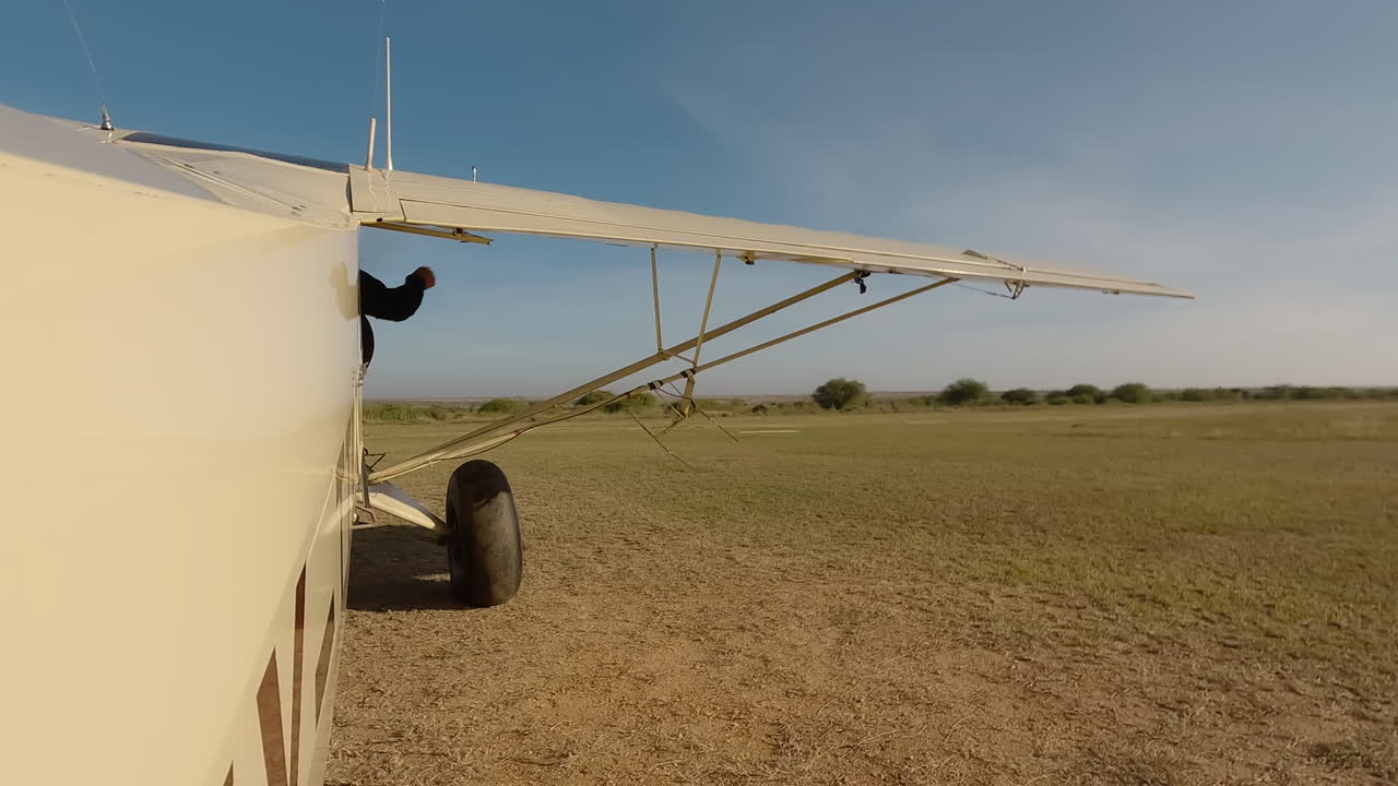 Kleines Flugzeug in Seitenansicht, Motor schaltet ab.