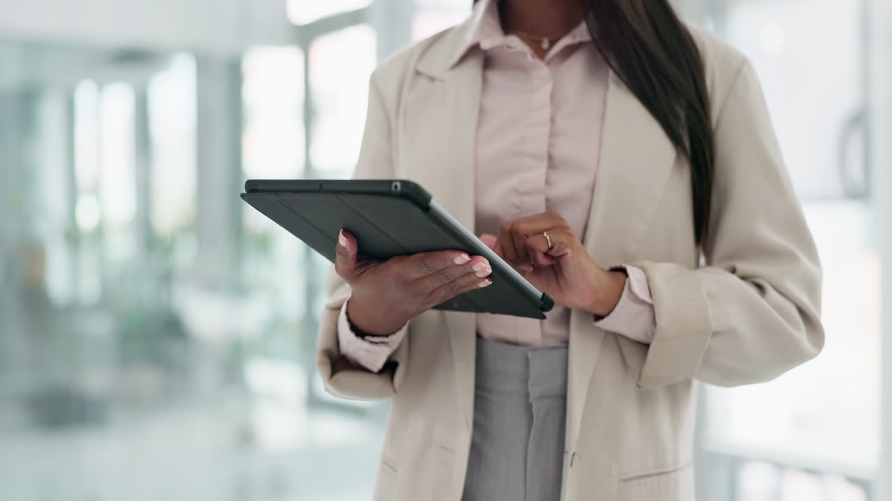 oficina, mujer de negocios y primer plano de un digital