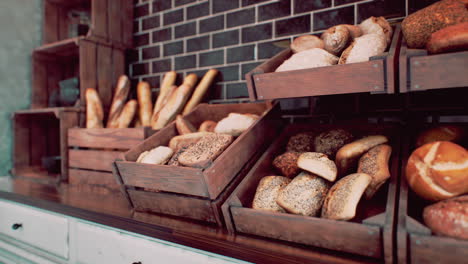 pan fresco en los estantes de la panadería