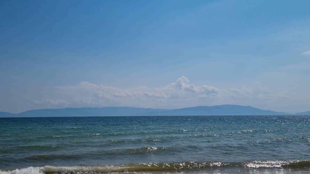 여름의 화창한 날 바다 파도와 맑고 푸른 하늘