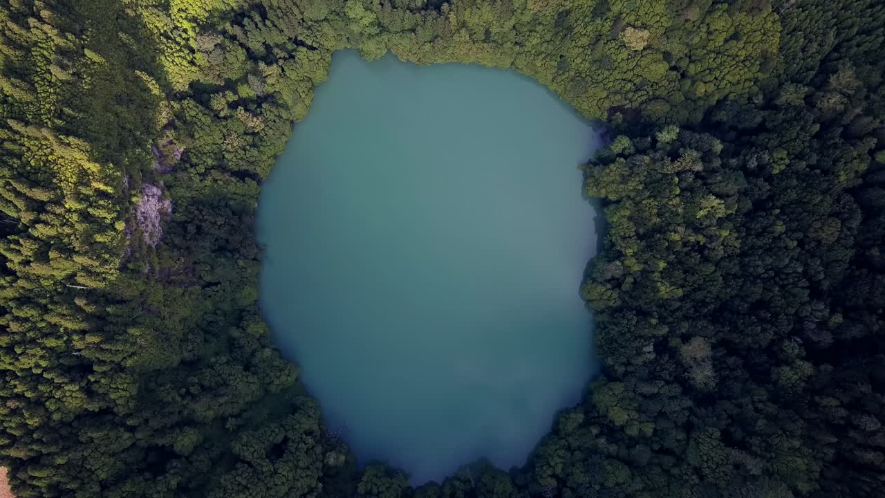 아조레스 화산섬의 열대우림 한가운데 숨겨진 호수의 공중 드론 비디오