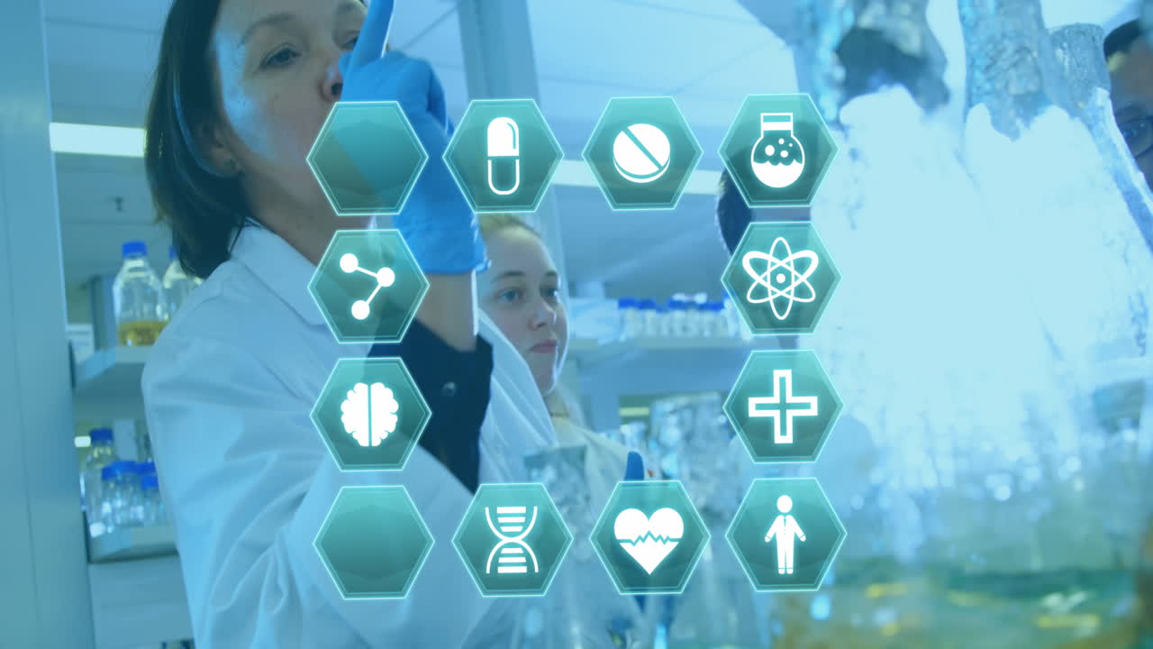 анимация медицинских икон против разнообразной команды ученых, обсуждающих вместе в лаборатории