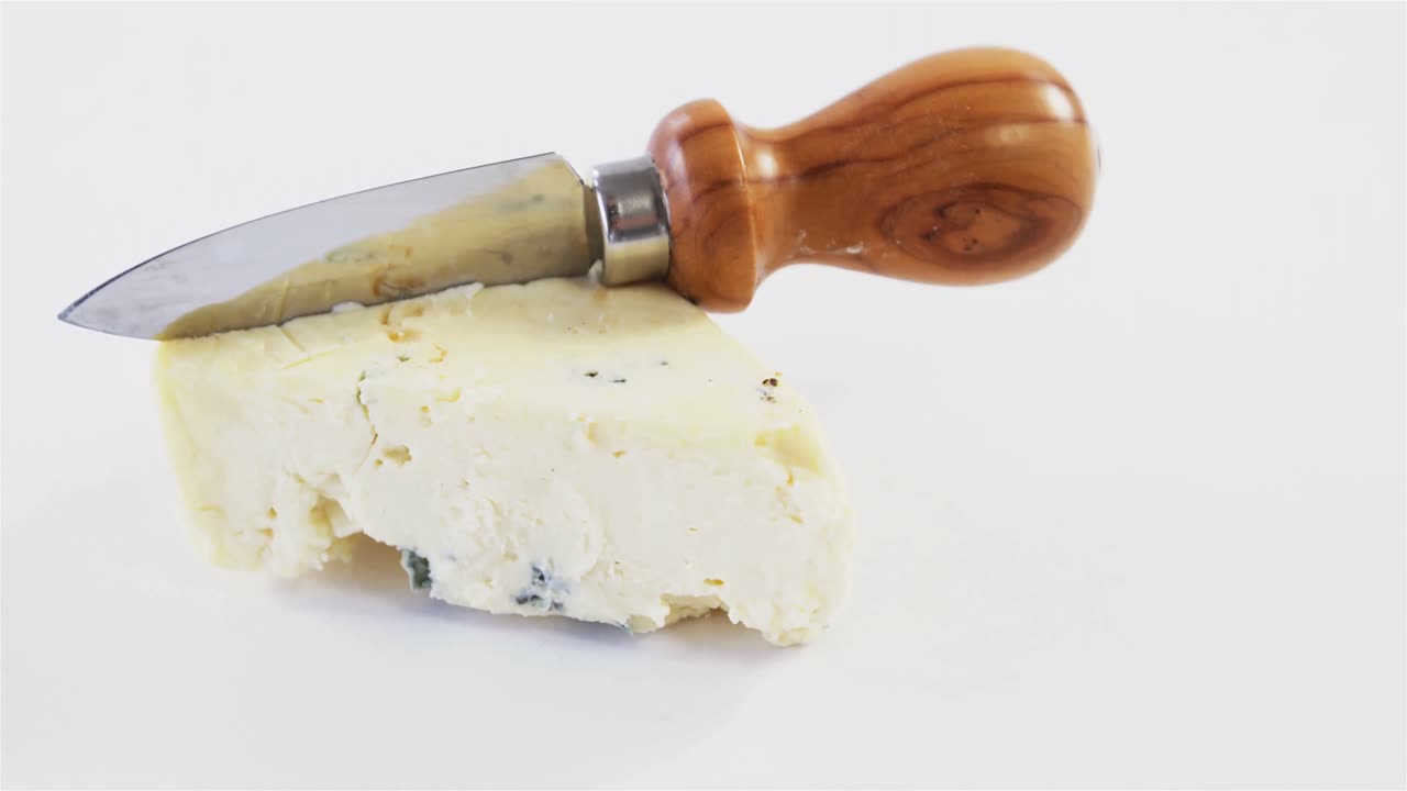 una rebanada de queso con cuchillo