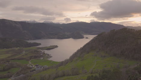 Vista-Aérea-De-Ardalsfjord-En-Noruega