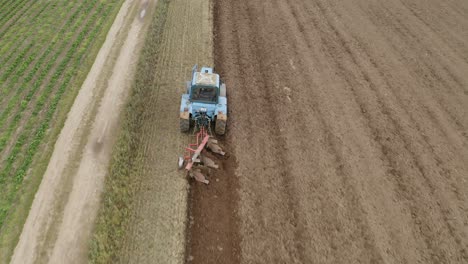 Imágenes-Aéreas-De-Agricultores-De-Campos-Agrícolas-Y-Tractores-En-Letonia---Toma-Aérea