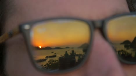 puesta de sol en gafas ha long bay