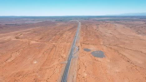 Karoo-semi-desert-in-South-Africa,-drone-panning-shot-left-to-right,-high-shot