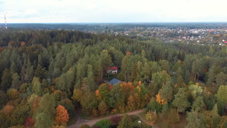Vuelo-De-Drones-Hasta-El-Parque-Dendrológico-Lazdukalni-En-Ogre,-Letonia