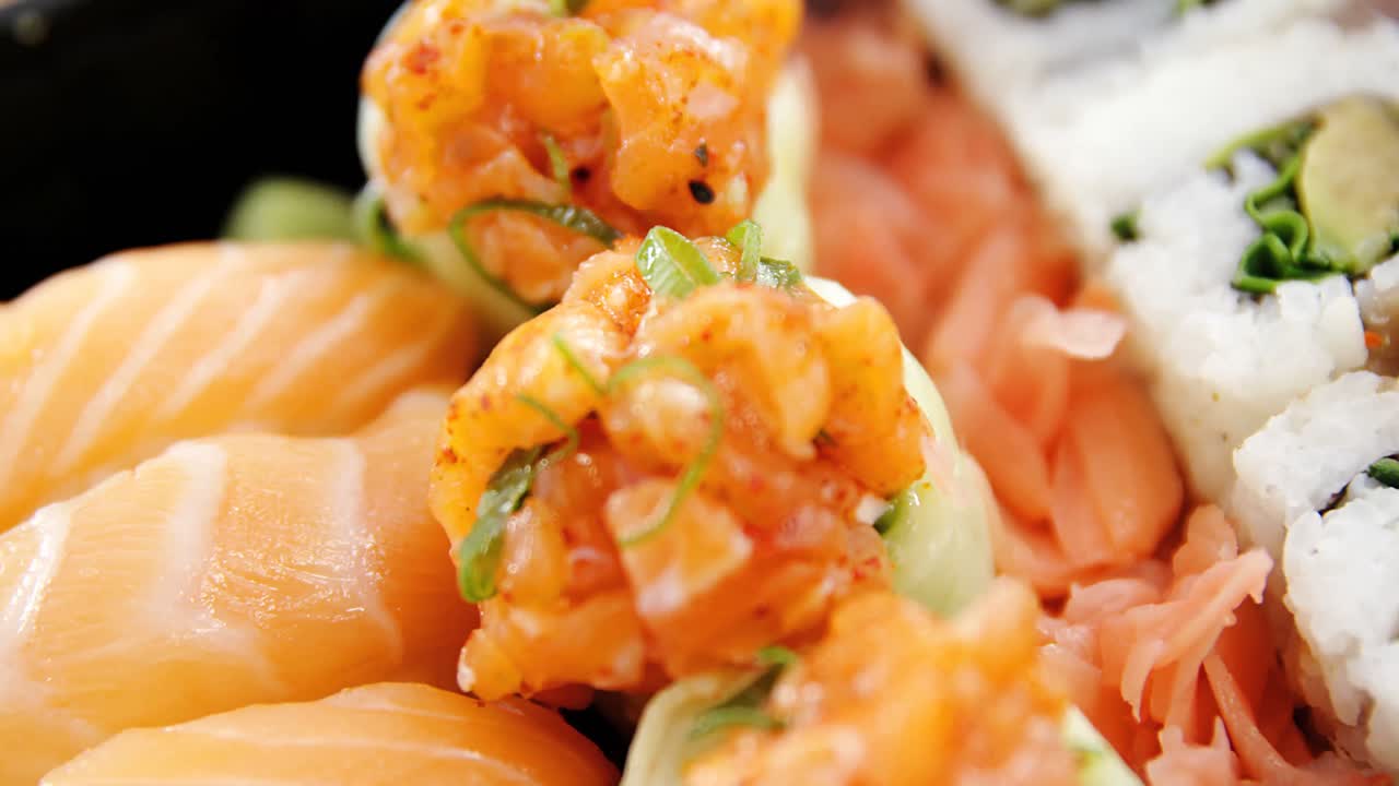 Tablett mit verschiedenen Sushi