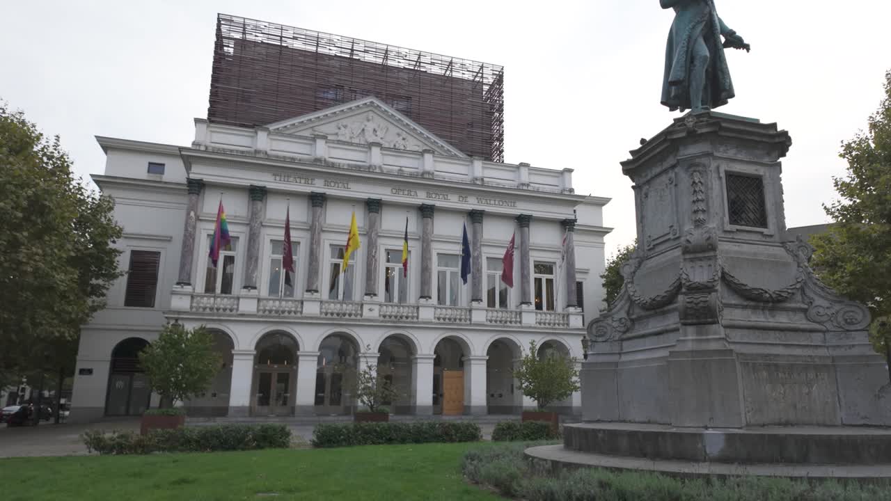 벨기에 리에주에 위치한 오페라 로 드 발로니 (opéra royal de wallonie) 는 정교한 건축물과 전면에 동상을 보여주는 건물입니다.