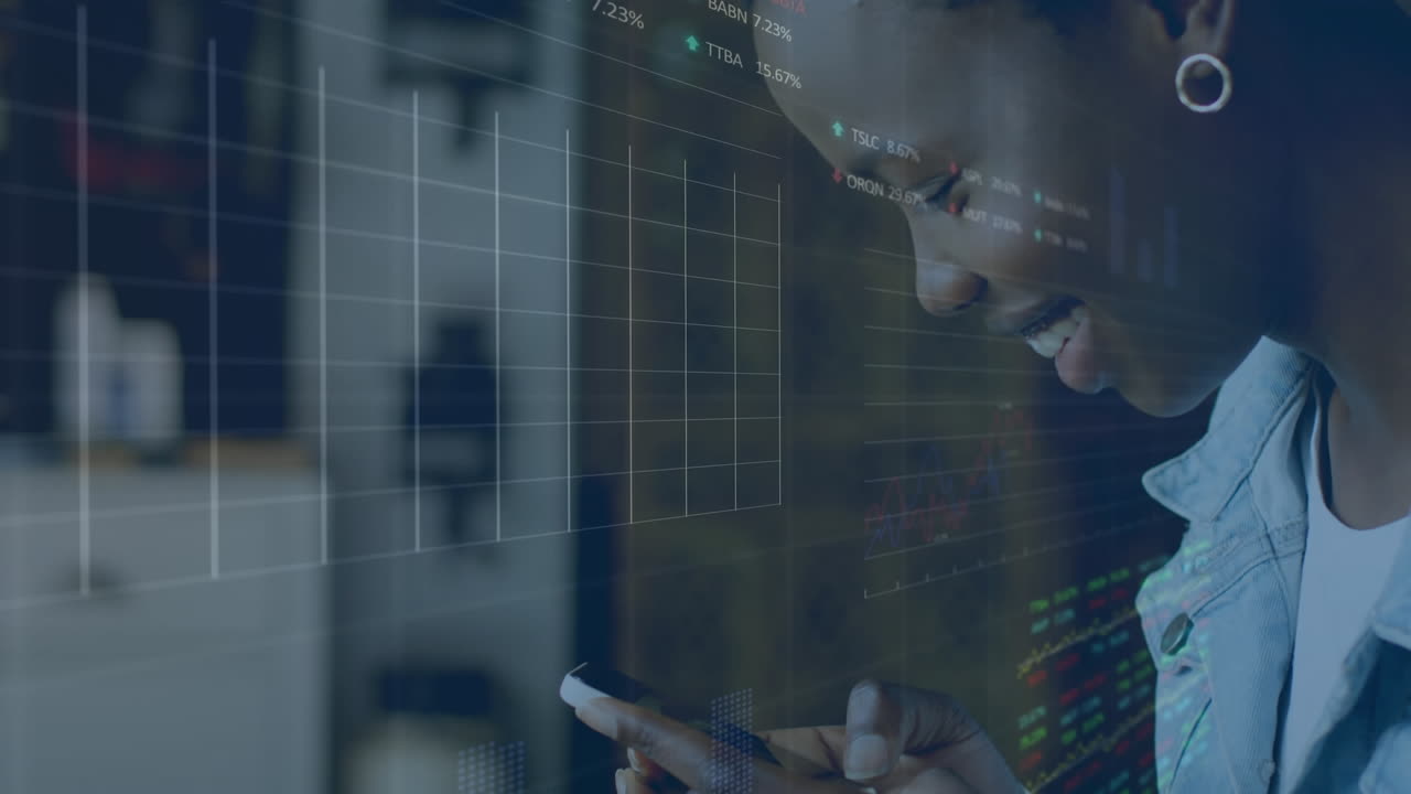 animación de estadística, procesamiento de datos del mercado de valores sobre mujer afroamericana usando teléfono inteligente