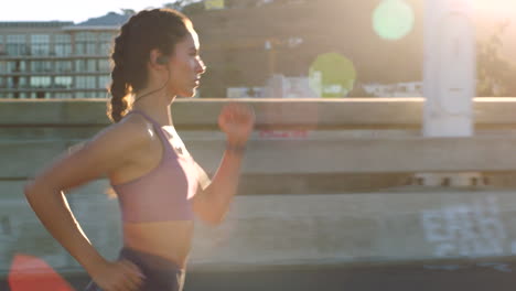 mujer corriendo en un entorno urbano