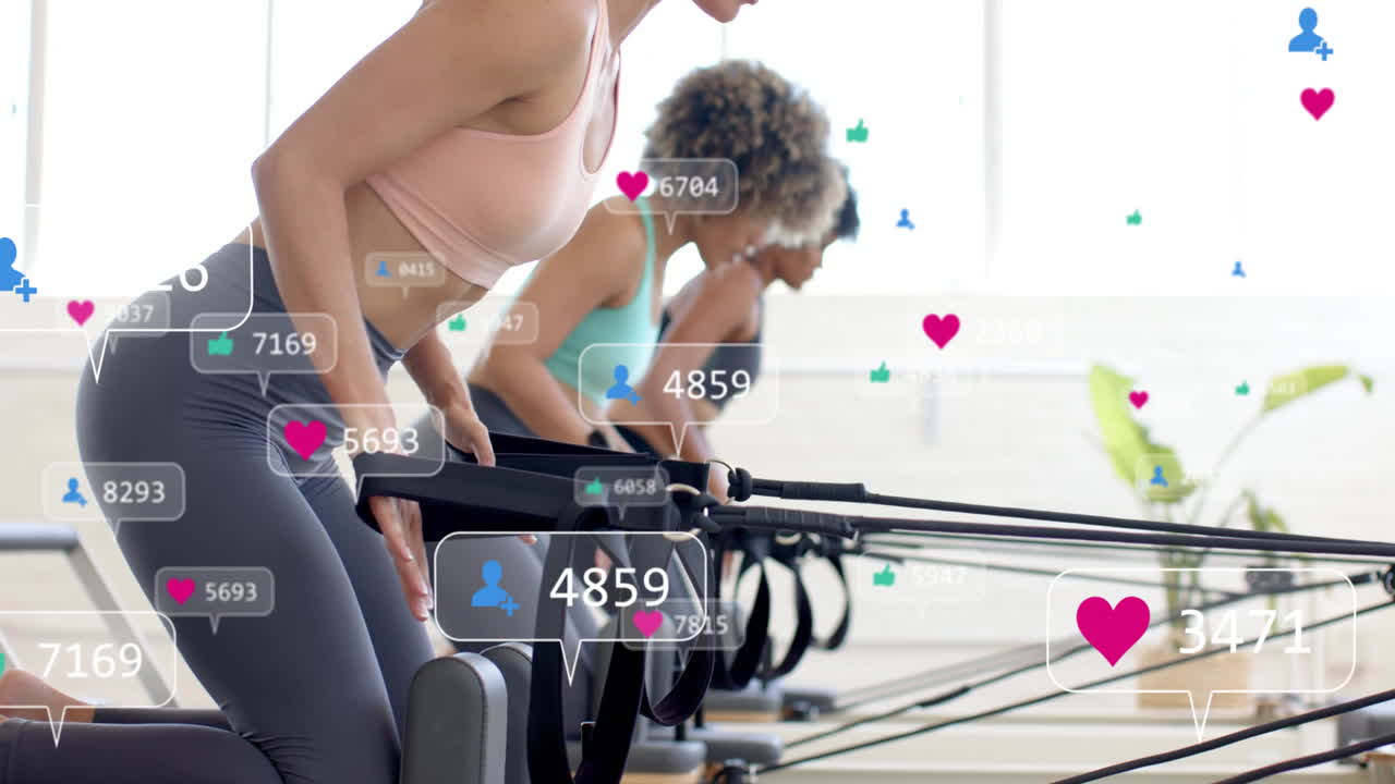 소셜 미디어 알림 애니메이션과 함께 rowing 기계에서 운동하는 여성