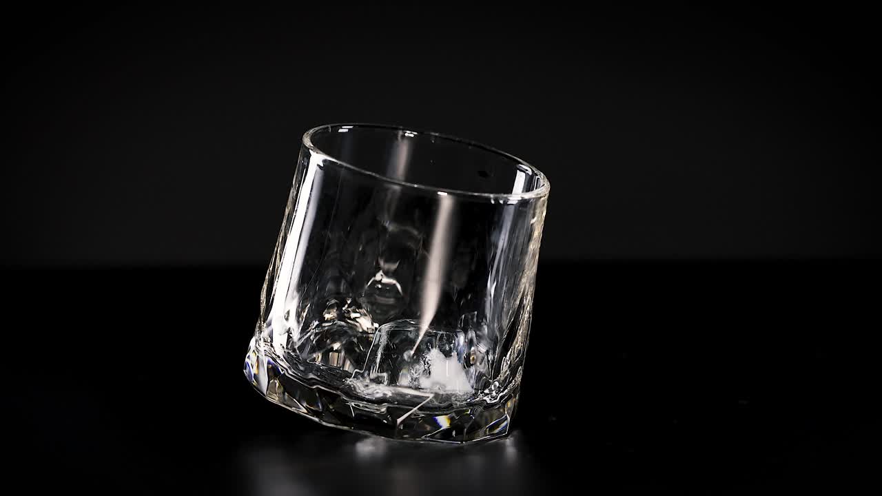 Lime og is roterer inde i et glas
