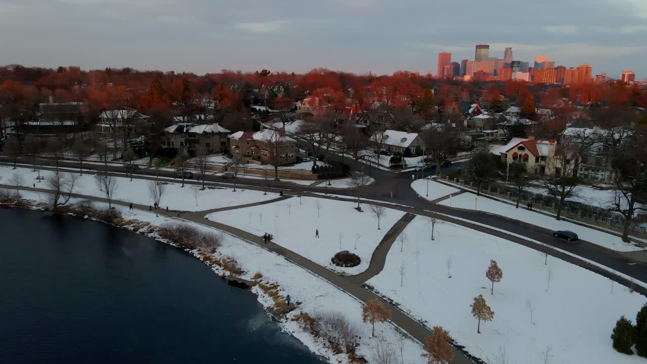 centro de minneapolis en el fondo iluminado por los últimos momentos de luz solar, vista aérea