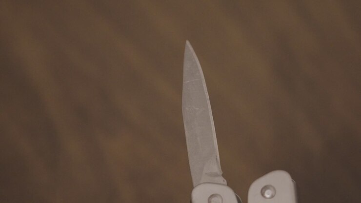 Examining a knife edge from a Multi-Tool