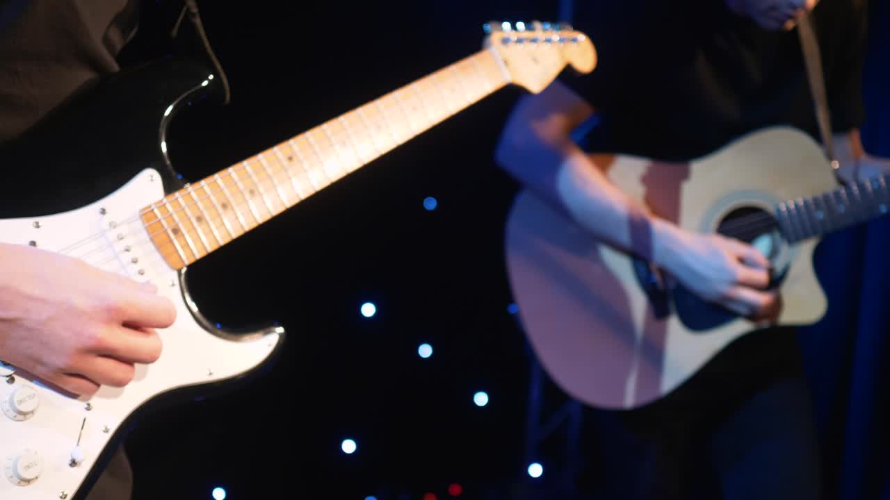 콘서트 록 밴드, 두 개의 전기 기타와 함께 무대에서 공연하는 가수, 뮤직비디오 크, 헤비 메탈 또는 록 그룹, 느린 동작 악기 연주 두 사람의 밴드