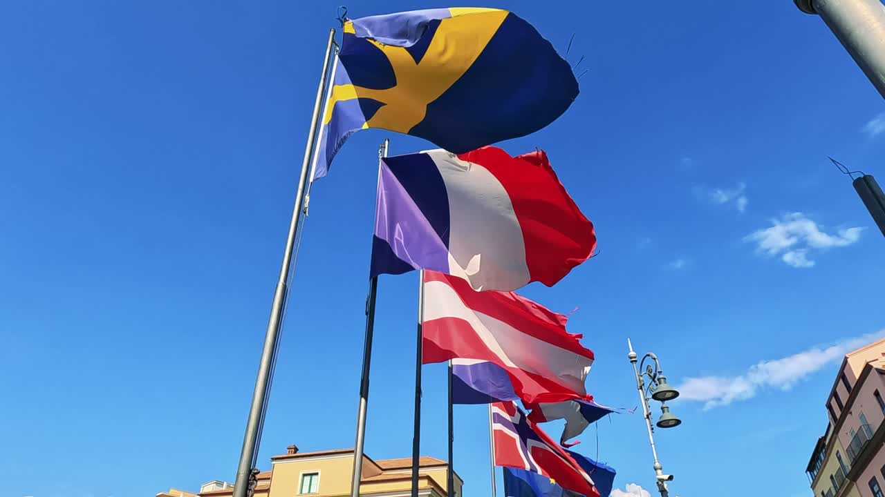 은 광장에서 파란색 발이 날아다니고 있습니다.