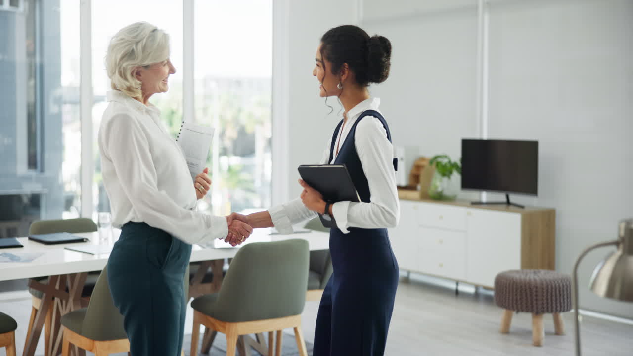 Geschäftsfrauen treffen sich im Büro