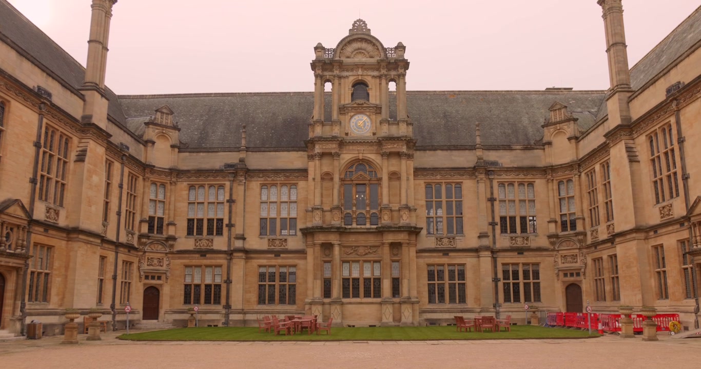 Vista frontale dell'iconico edificio Examination Schools a Oxford, un importante punto di riferimento accademico e architettonico dell'università