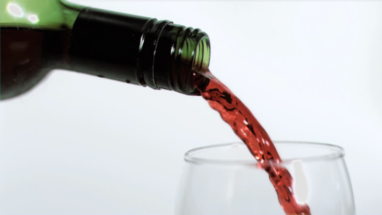 Vino rosso versato in super slow motion