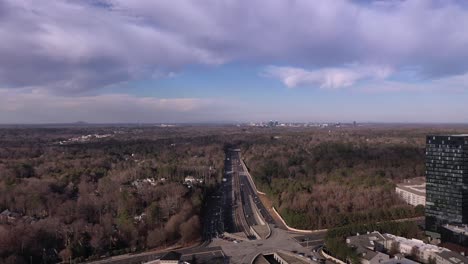 Vista-Aérea-De-La-Autopista-400-Y-El-Tráfico-Cerca-De-Lenox-En-Atlanta-Georgia