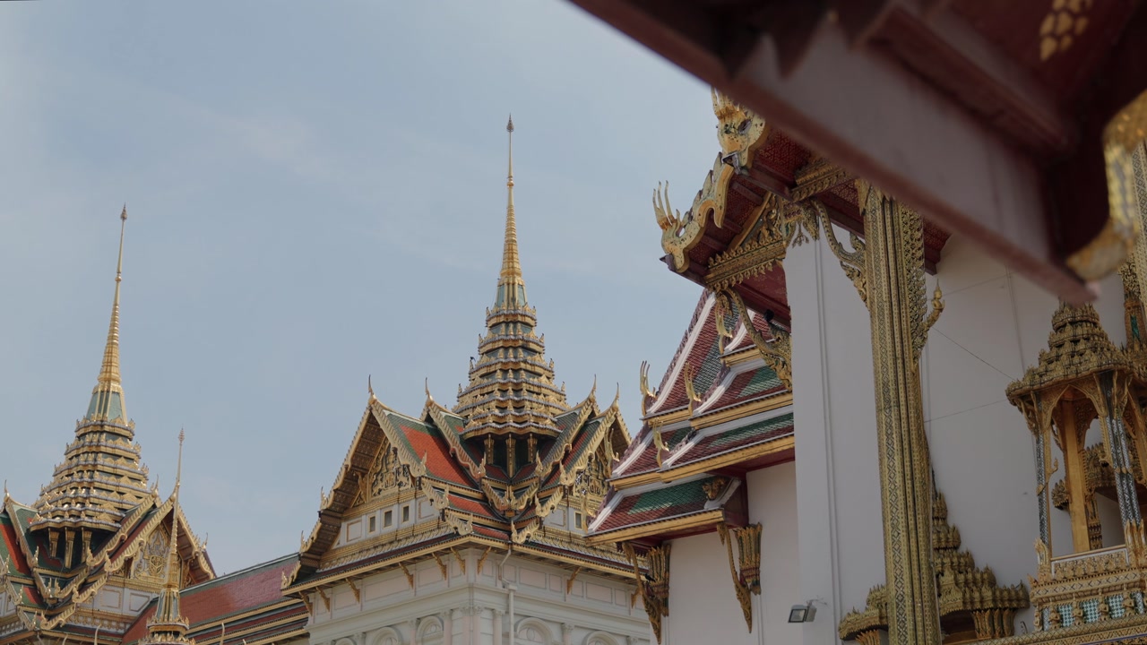 Thailand’s most iconic landmarks.The dazzling gold details, tiered roofs, and elegant courtyards at Grand Palace