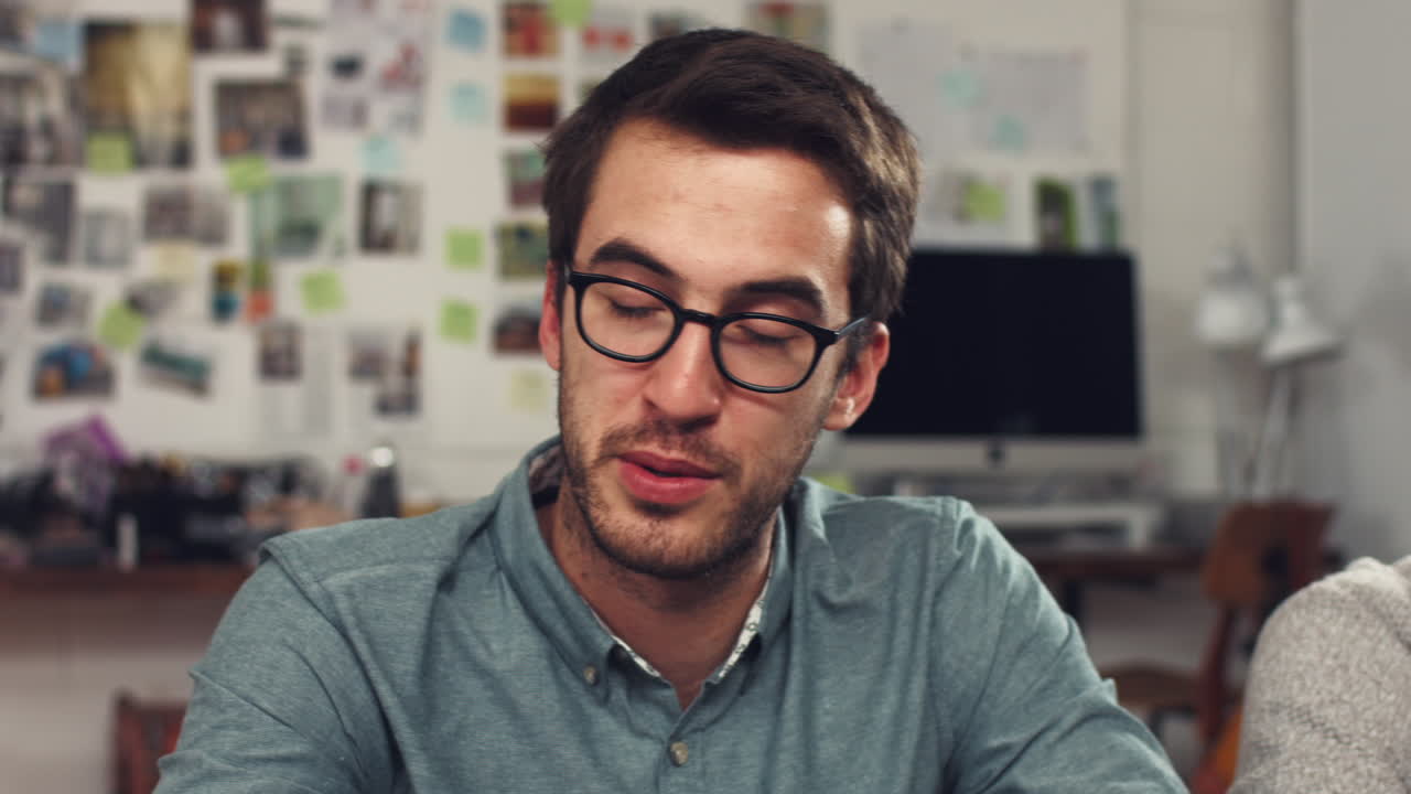 reunión del equipo de negocios creativos en una oficina hipster de moda discutiendo nuevas ideas