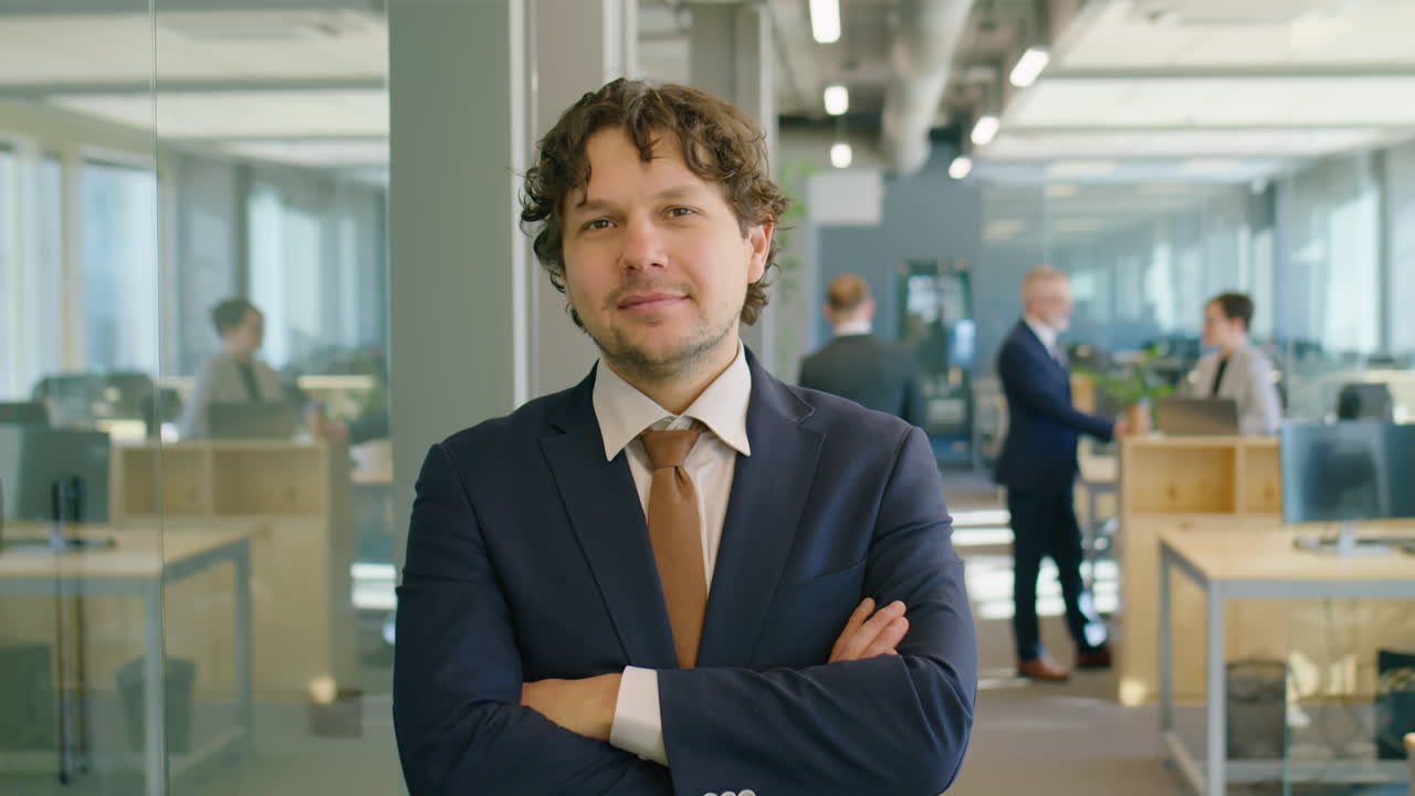 retrato de un hombre de negocios confiado con los brazos cruzados en la oficina