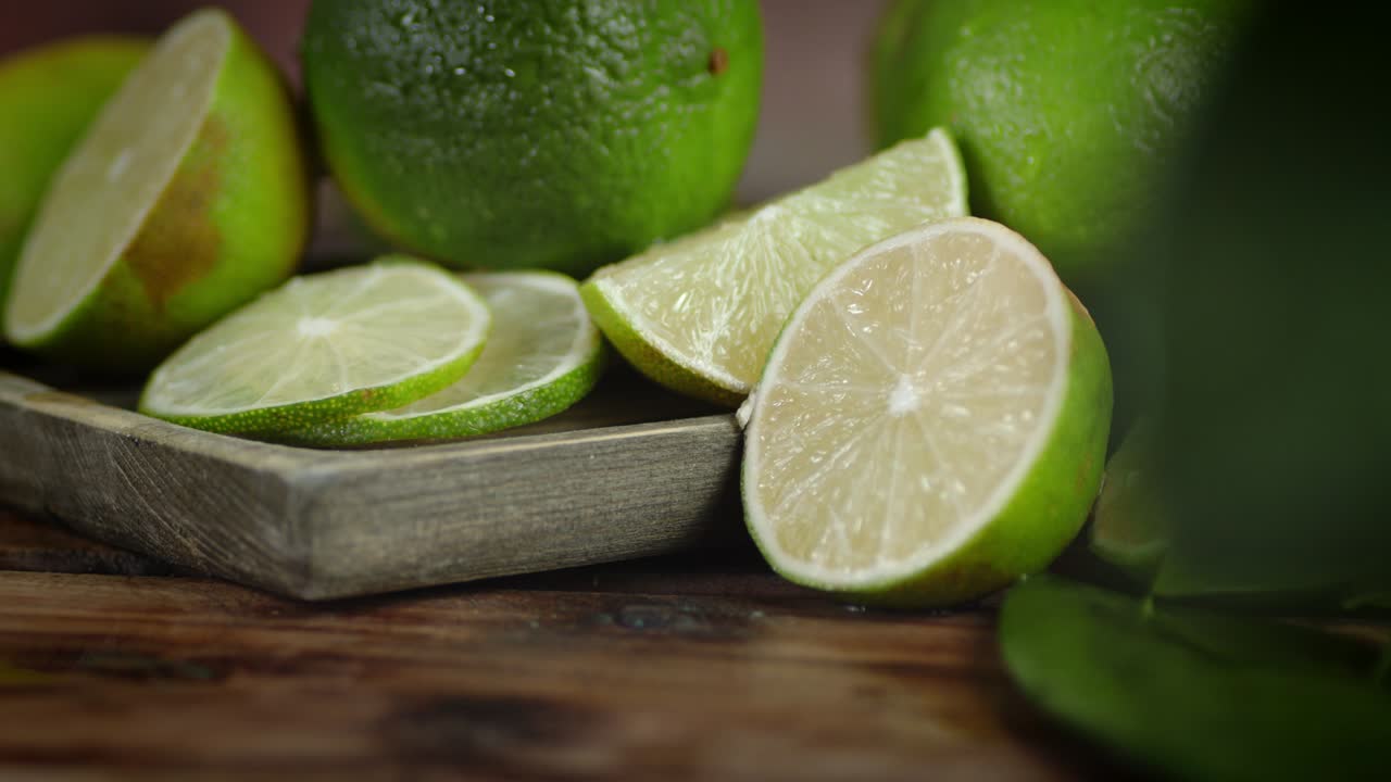 los pedazos cortados de cal madura en la bandeja giran lentamente.