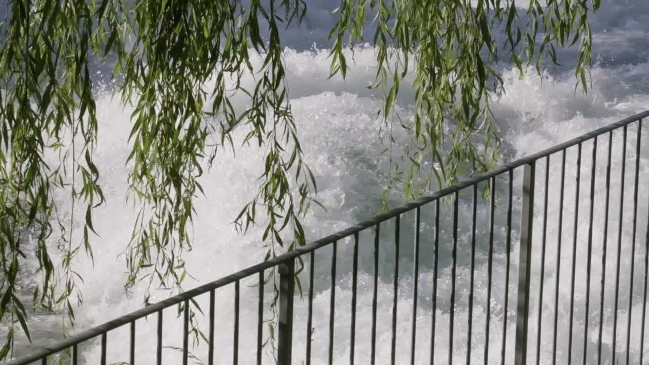 agua silvestre del río aare salpicando