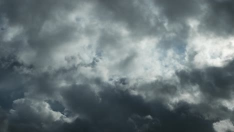 nubes oscuras moviéndose días lluviosos timelaps