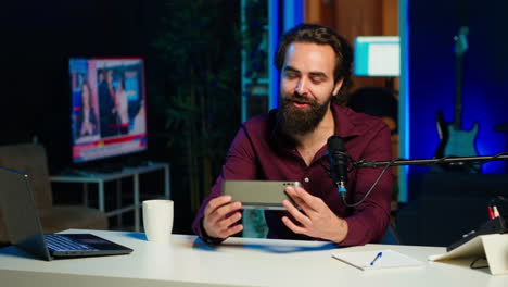 estrella de los medios sonriente haciendo revisión de tecnología de altavoz portátil inalámbrico