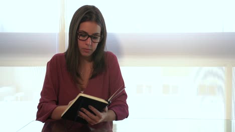bonita imagen de una niña leyendo un libro