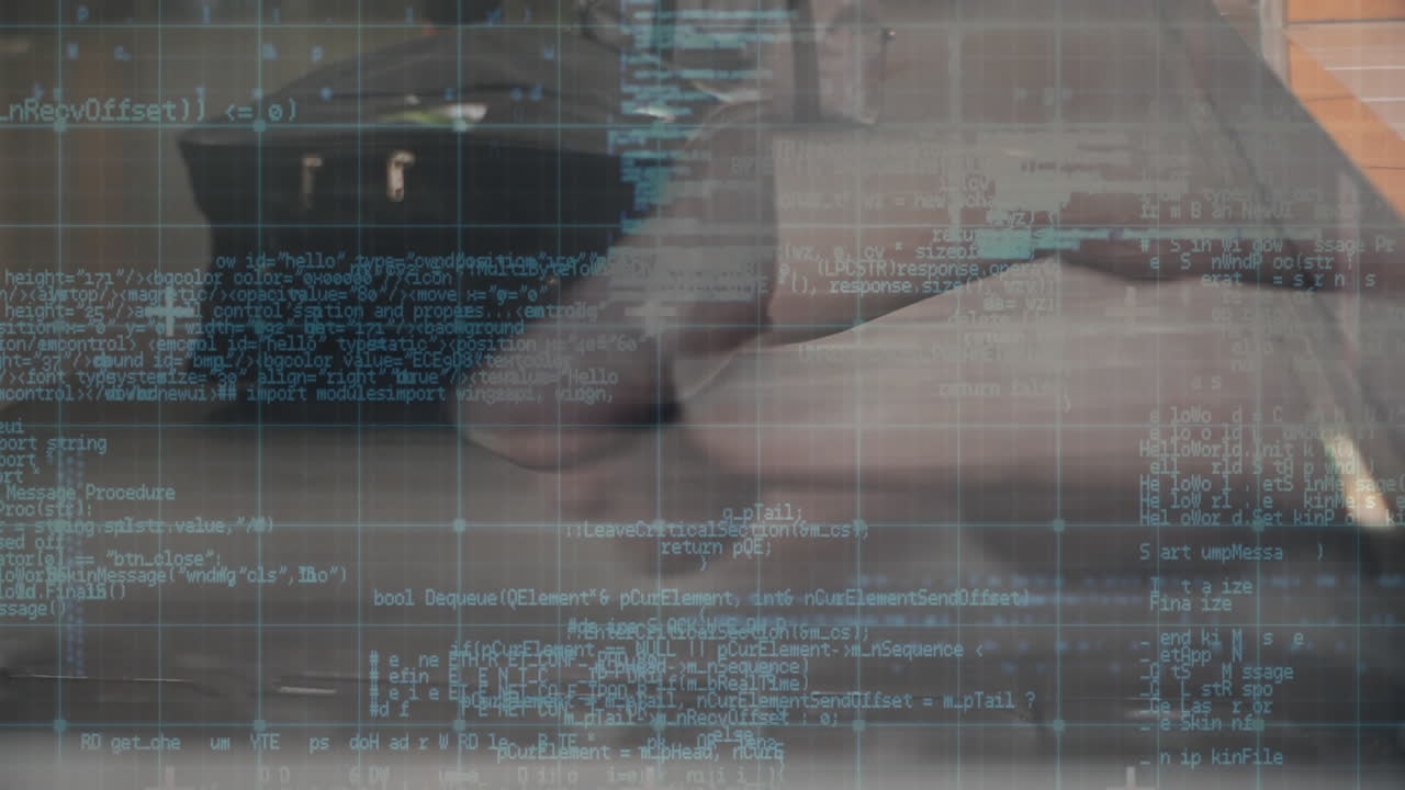 procesamiento de datos contra cinta transportadora con equipaje y persona escribiendo en el teclado