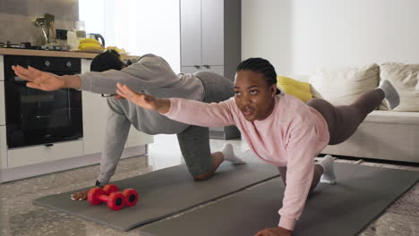 Mujeres-Haciendo-Deporte-En-La-Colchoneta