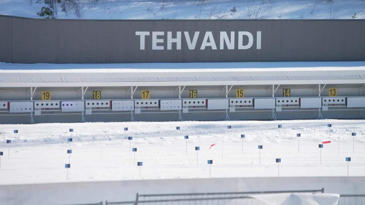 дальний снимок биатлонной трассы и стрелковых знаков