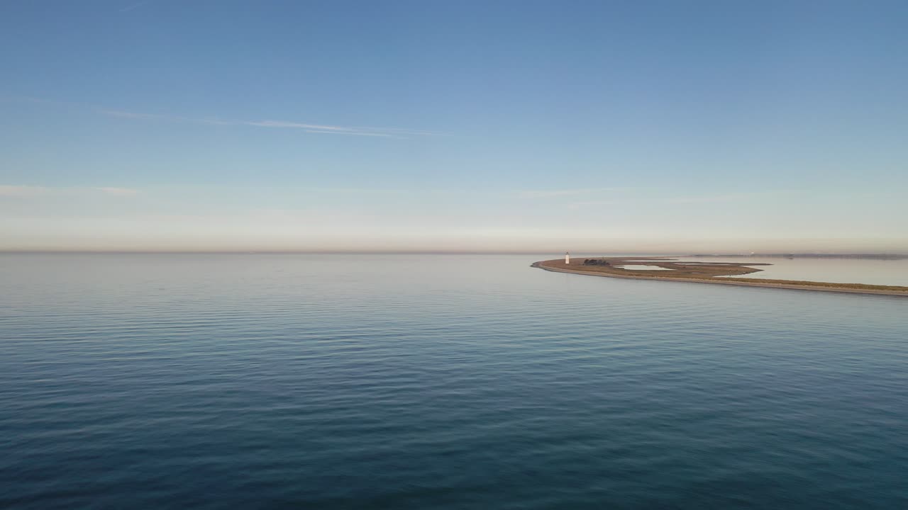 vuelo de aviones no tripulados en la costa con faro