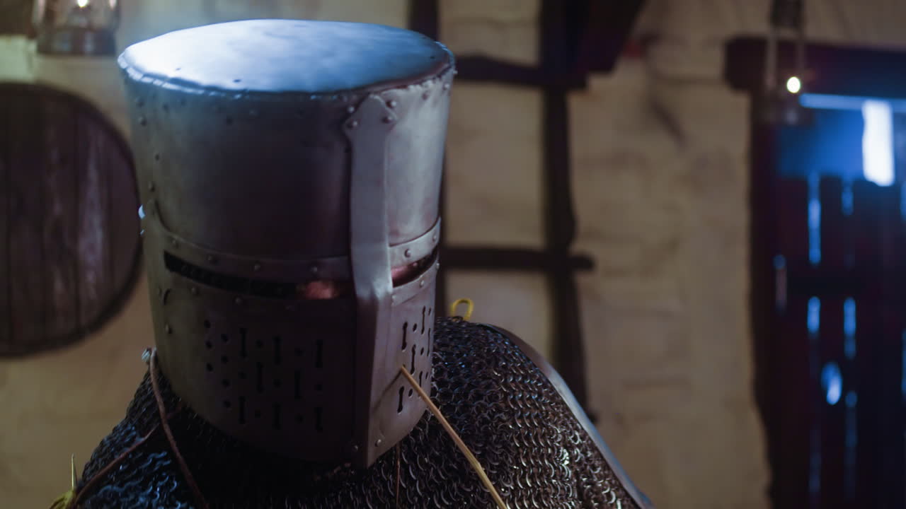 el caballero bebe cerveza de la taza y se aleja de la taberna. un honorable guerrero de la edad oscura usa paja de heno para disfrutar del vino en un pub campesino. un soldado medieval en una posada.