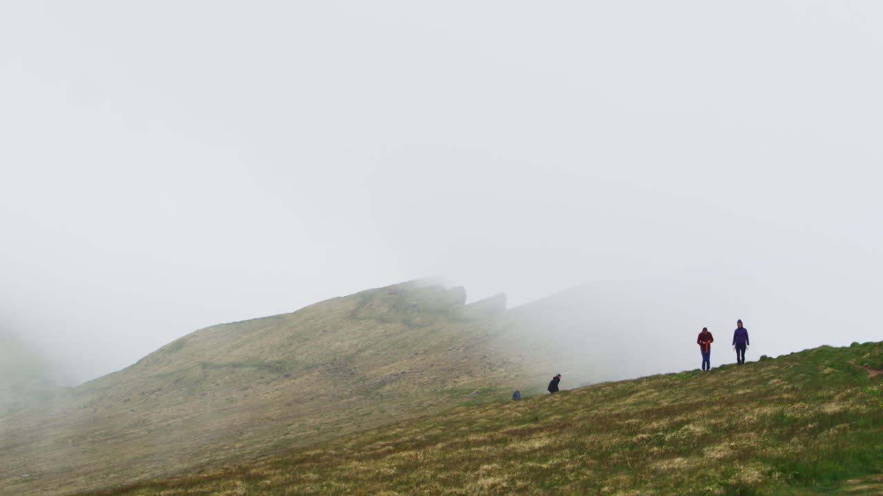 látrabjarg의 해변 절벽을 걷는 사람들의 축소 샷