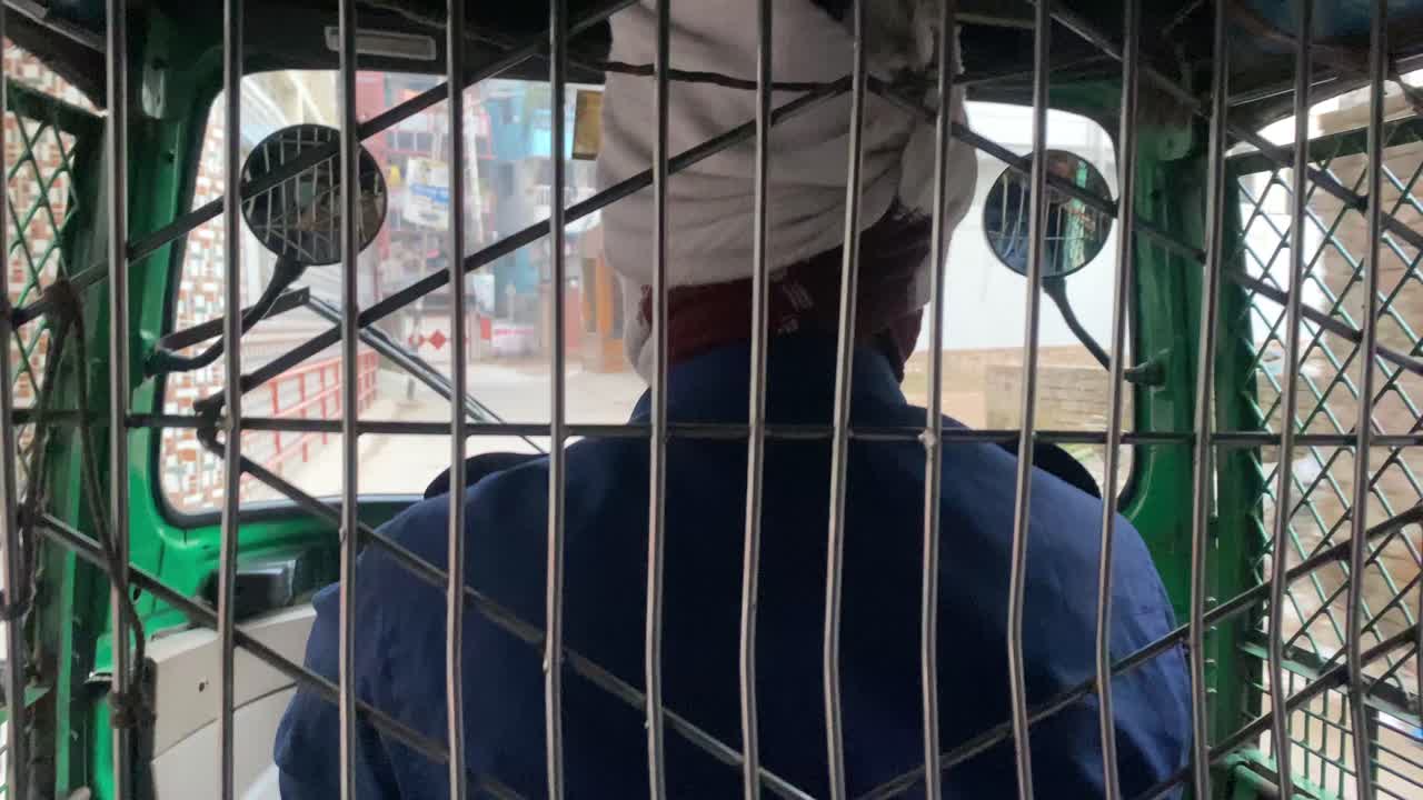 bajaj는 대중 교통 중 하나입니다.